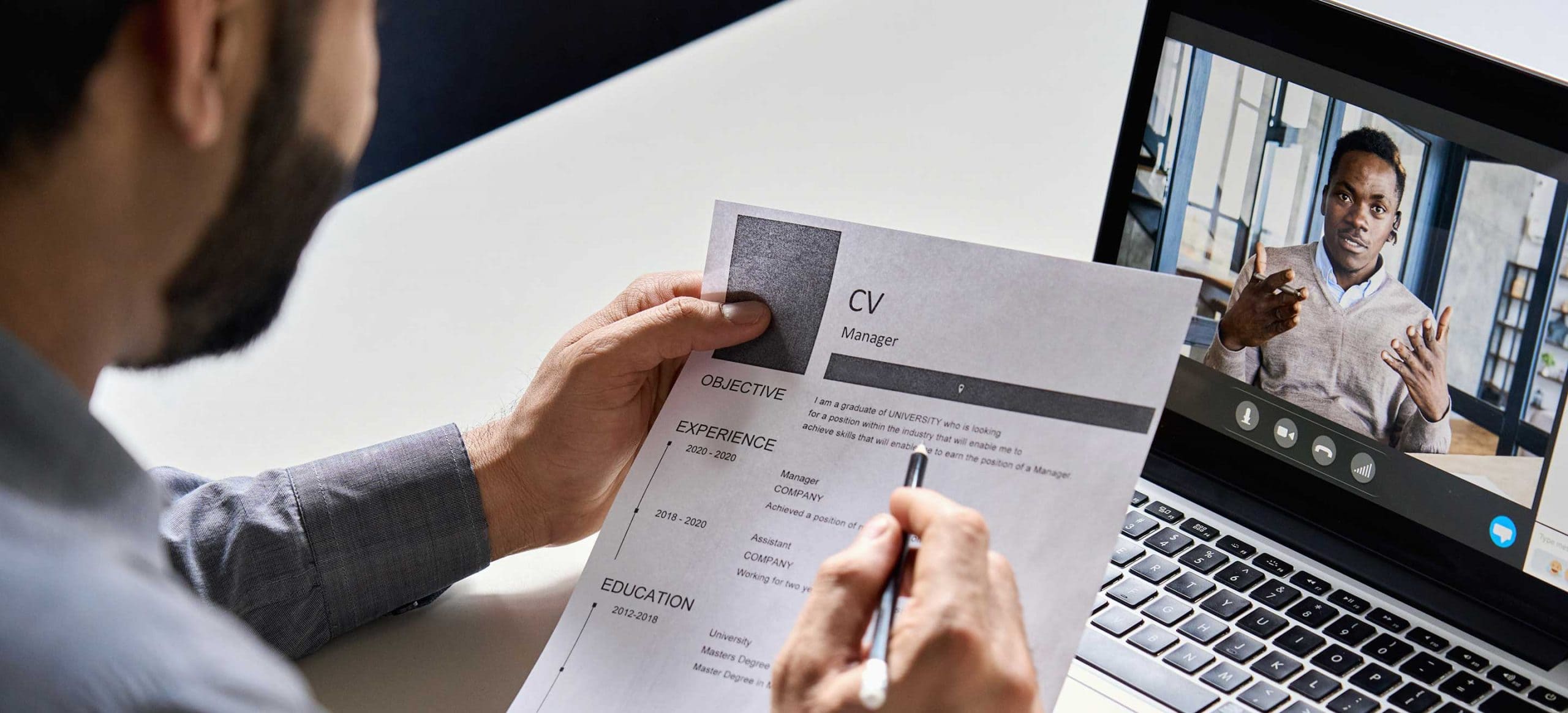 Person som skickar in CV via videom&ouml;te, rekrytering eller konsultation.