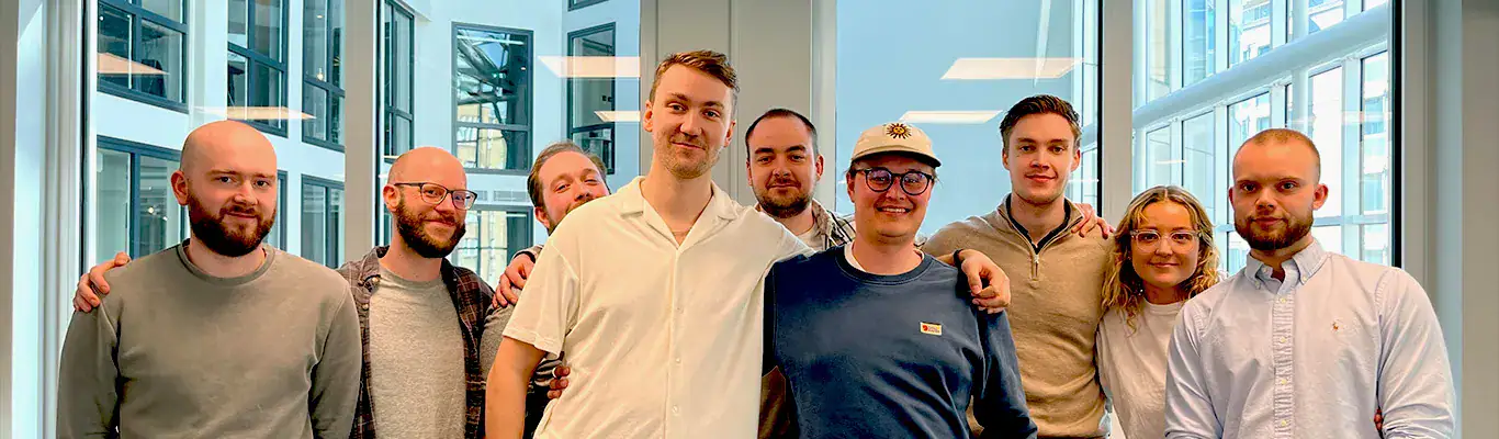 Gruppbild med ingenj&ouml;rer och konsult i moderna kontorsmilj&ouml;.