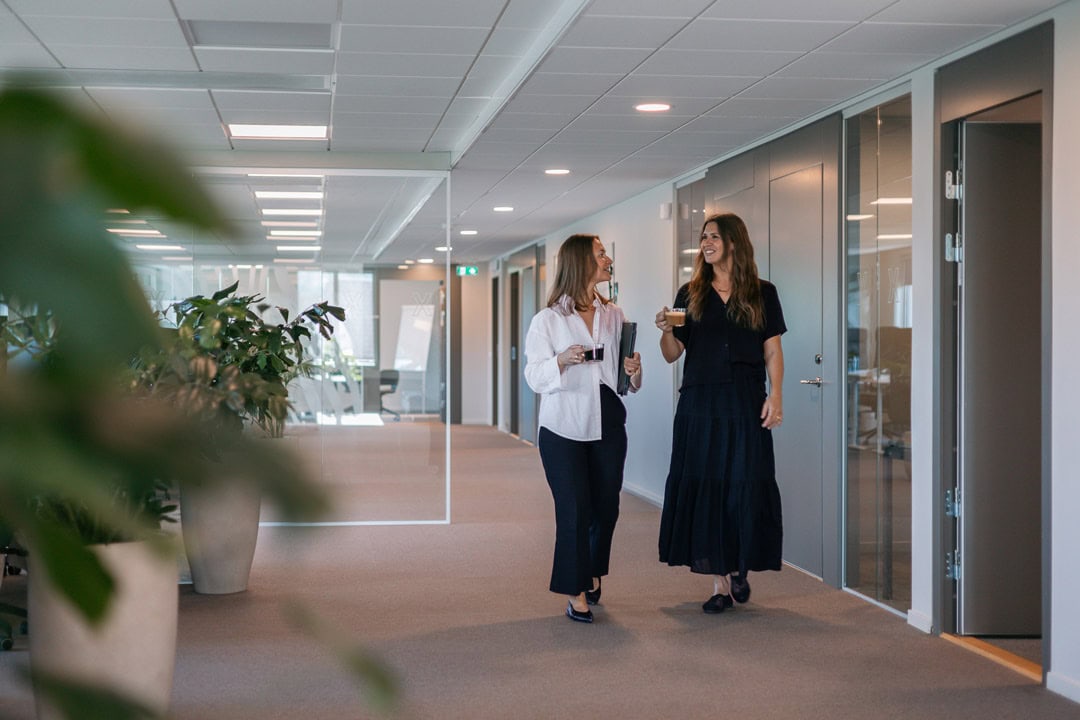 Kaffe gåendes kontor